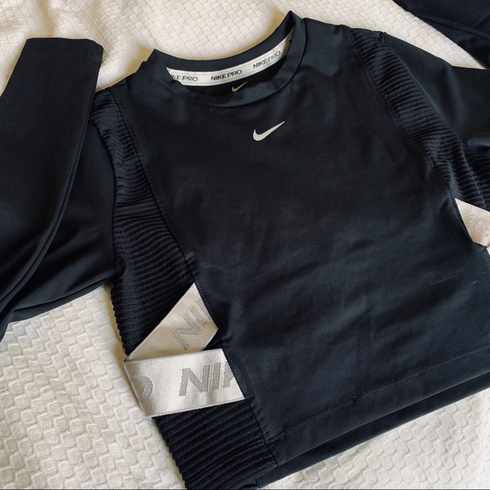 Nike aeroadapt Long sleeve crop top.
